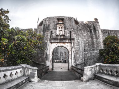 Giriş kapıları biri fotoğraf ve Dubrovnik Hırvatistan eski şehir etrafında tarihi müstahkem taş şehir duvarların üzerinden köprü çiz.