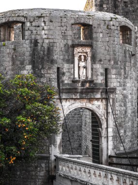 Giriş kapıları biri fotoğraf ve Dubrovnik Hırvatistan eski şehir etrafında tarihi müstahkem taş şehir duvarların üzerinden köprü çiz.