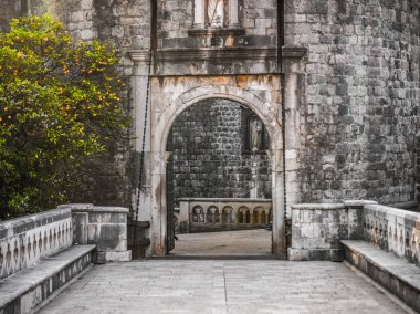 Giriş kapıları biri fotoğraf ve Dubrovnik Hırvatistan eski şehir etrafında tarihi müstahkem taş şehir duvarların üzerinden köprü çiz.
