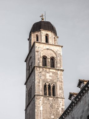 Kemerli pencere açıklıklar ve kubbe Dubrovnik Hırvatistan ile eski bir duvar kilise çanı kuleye bakış.