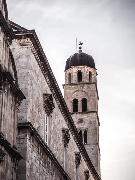 Vista Uma Torre Sino Igreja Alvenaria Antiga Com Aberturas Janela — Fotografia de Stock