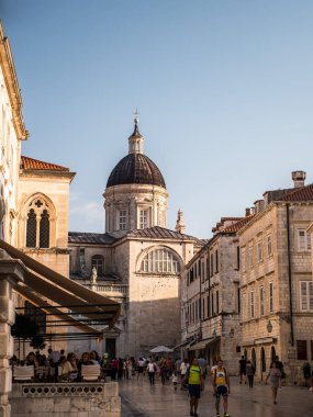 Dubrovnik, Hırvatistan - 29 Nisan 2018: İnsanlar eski şehir Dubrovnik Hırvatistan döşeli sokakları ön varsayım Katedrali Hıristiyan kilise tarihi taş yol gösterecek.