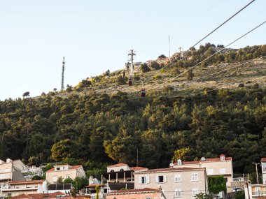 İki kablo araba kırmızı kil kiremit çatılar ile Mount Srd Dubrovnik Hırvatistan evleri ile yukarı ve aşağı ön planda seyahat bakarak görünümü.