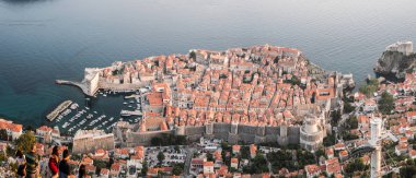 Tarihi kent merkezine Dubrovnik Hırvatistan ile onun ünlü tarihi Mount Srd bakıyor güzel panoramik Adriyatik Denizi üzerinde şehri çevreleyen duvarlar güçlendirilmiş.
