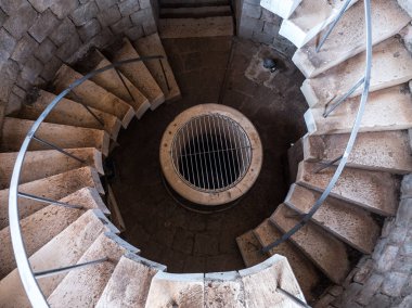 İkili sarmal taş merdiven ve küpeşte eski bir Fransız garnizon Hırvatistan Lokrum Adası üzerinde tarihi Fort Royal içinde görünümü.