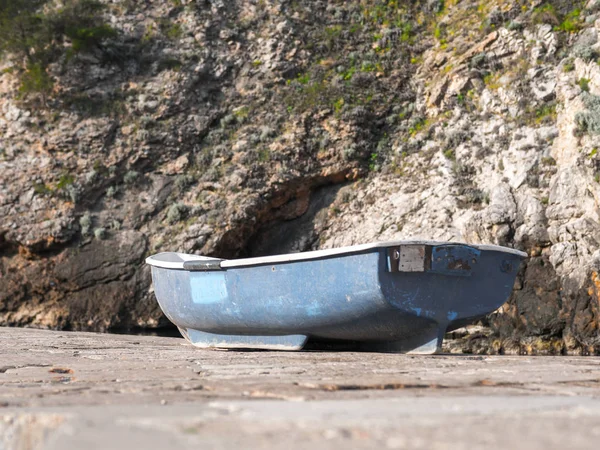 Fotografía Barco Madera Pintado Sentado Antiguo Muelle Piedra Una Bahía — Foto de Stock