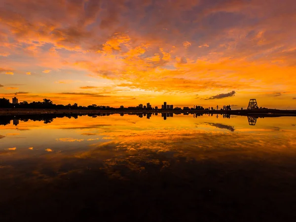 Pôr Sol Bonito Brilhante Saturado Vívido Com Nuvens Coloridas Laranja — Fotografia de Stock