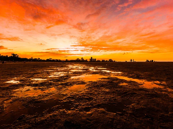 Schöner Heller Gesättigter Und Lebhafter Sonnenuntergang Mit Farbenfrohen Orangen Gelben — Stockfoto