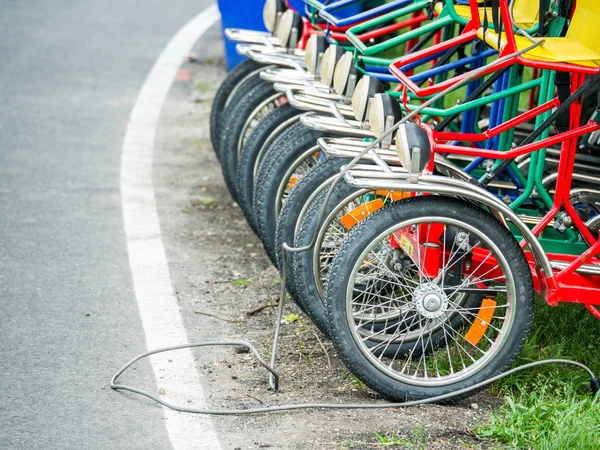 Uma Vista Perto Dos Pneus Dianteiros Raios Rodas Bicicletas Quádruplas — Fotografia de Stock