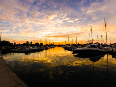 Chicago, Il - 31 2018 olabilir: Tekneler Montrose liman sakin sularda gün rüzgar aşağı ve gökyüzünde güneşin battığı olarak oturmak.