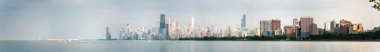 Michigan Gölü su arasında eski ve yeni gökdelenler dahil olmak üzere Chicago manzarası muhteşem panoramik manzaralı.