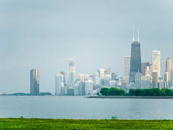 Великолепный Вид Чикаго Включая Новые Старые Небоскребы Через Воду Озера — стоковое фото