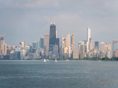 Güzel panoramik Chicago manzarası ile eski ve yeni gökdelenler Michigan Gölü sakin su ön planda.