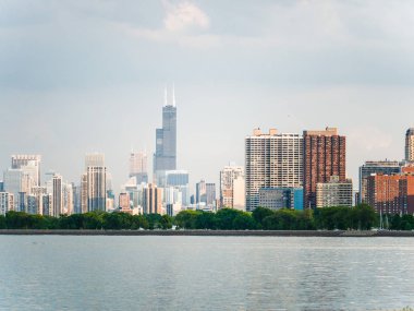 Güzel panoramik Chicago manzarası ile eski ve yeni gökdelenler Michigan Gölü sakin su ön planda.