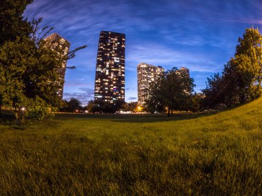 Grass lake shore drive ile bulutlar yukarıdaki mavi gökyüzü ile Chicago'da yakınındaki ön planda ile yüksek binaların konut kınamak güzel uzun pozlama balıkgözü gece fotoğrafı.
