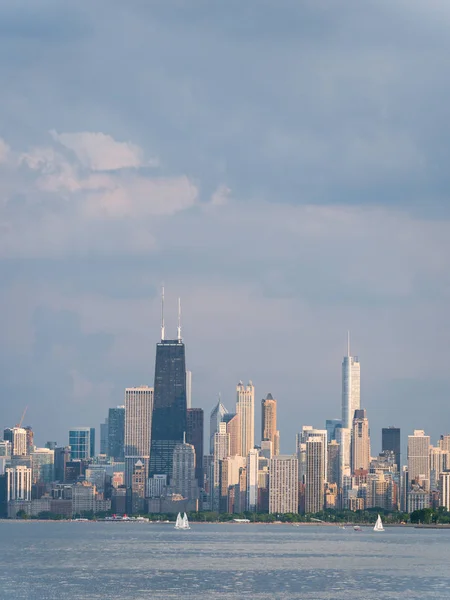 Великолепный Вид Архитектуру Чикаго Новыми Старинными Высотными Зданиями Берегу Озера — стоковое фото