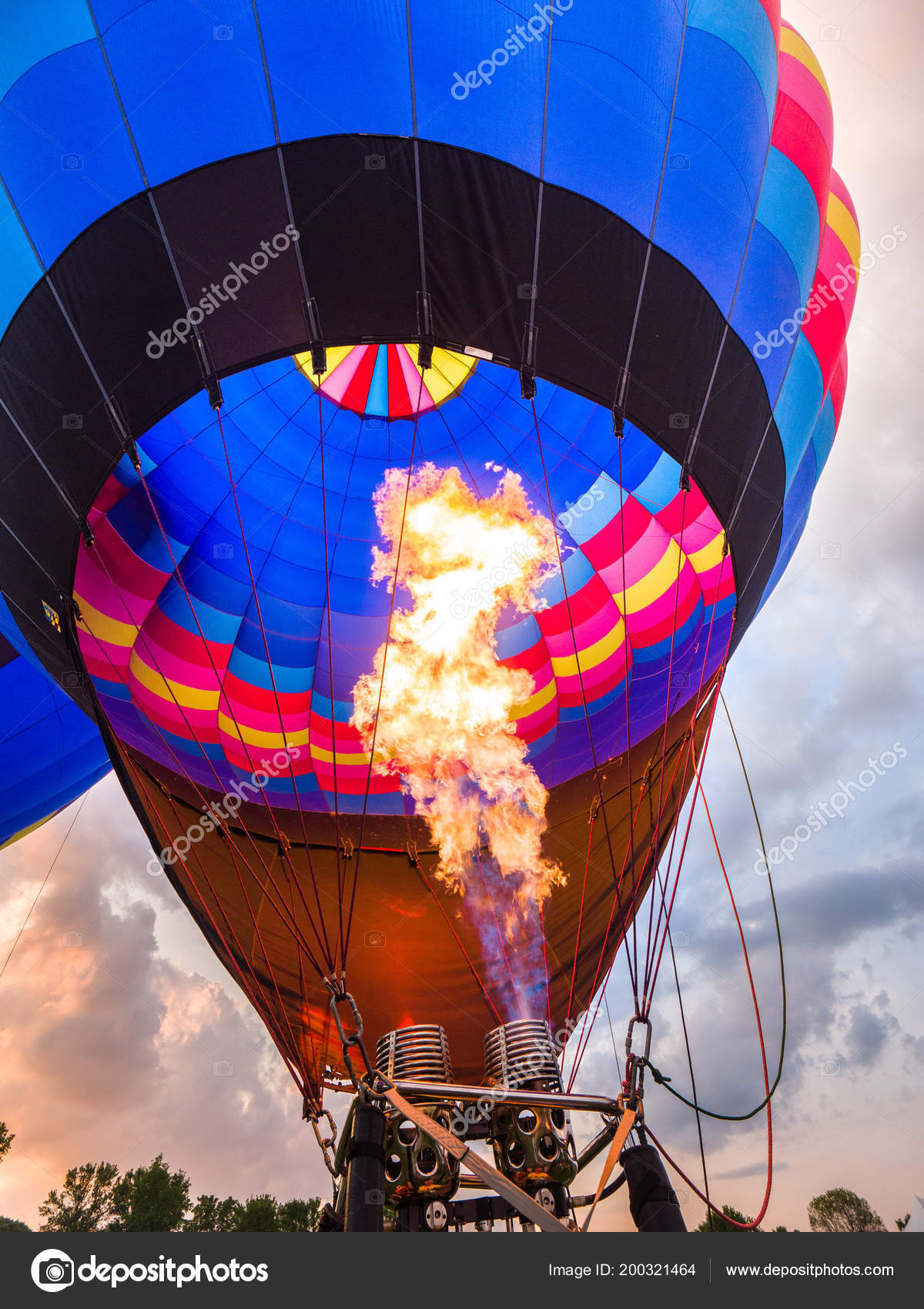 Uma Fotografia Perto Olhando Para Cima Dentro Balão Quente Como — Foto ©  Jkirsch13 #200321464, image size:1200x1700