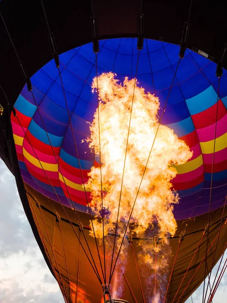 Fotoğraf Bir Sıcak Hava Balonu Içinde Seyir Yakından Bir Ateş — Stok fotoğraf