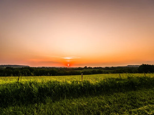 Wunderschöne Bunte Orangefarbene Himmel Sonnenuntergang Über Einem Ländlichen Bauernhof Oder — Stockfoto