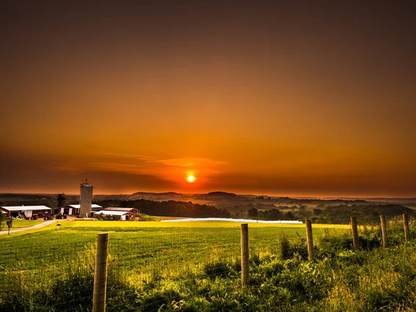 Schöne Orange Und Gelb Bunte Sonnenuntergang Über Einem Ländlichen Bauernhof — Stockfoto