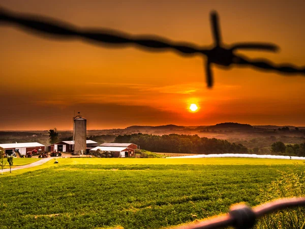 Wunderschöne Bunte Orange Und Gelbe Sonnenuntergang Über Einem Ländlichen Bauernhof — Stockfoto