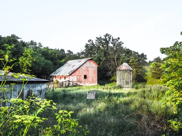Όμορφη Ρουστίκ Αγροτική Φάρμα Φωτογραφία Του Ένα Κόκκινο Ξεπερασμένο Αχυρώνα — Φωτογραφία Αρχείου