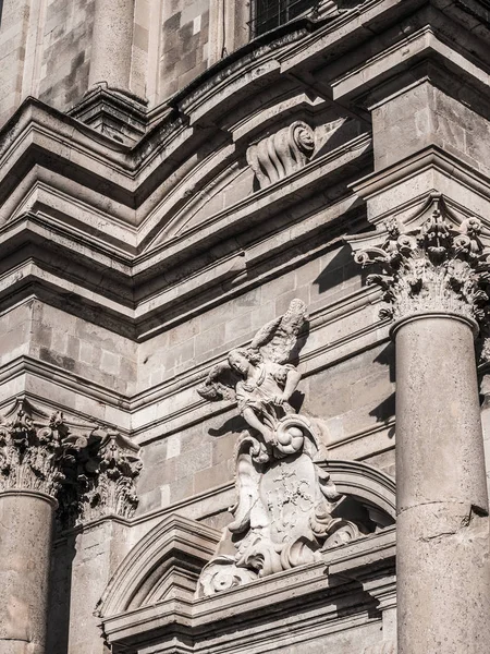 Zavřít Detail Zdobení Fotografii Vchod Štít Nad Dveře Andělskou Řezbu — Stock fotografie