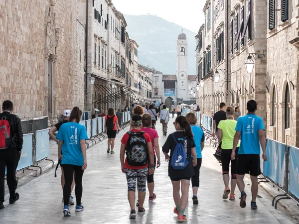 Dubrovnik Croácia Abril 2018 Multidões Pessoas Caminham Pelas Ruas Histórica — Fotografia de Stock