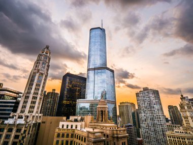 Chicago, IL - 6 Haziran 2018: The Trump International Hotel ve kule yansıtır onun kaplı cam cephe güneşten gökyüzü günbatımı gökdelen dolu manzarası şehir merkezinde turuncuya bakılırsa.