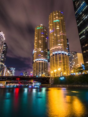 Chicago, IL - 6 Haziran 2018: Marina şehir kuleleri ve sokak ışıkları yakın ışıkları gece Wabash Caddesi Köprüsü yakınlarında Chicago Nehri canlı renkleri ve yansımaları ile boya.