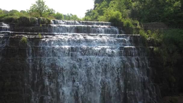 Vista Água Correndo Sobre Borda Penhasco Calcário Pisado Bela Cachoeira — Vídeo de Stock