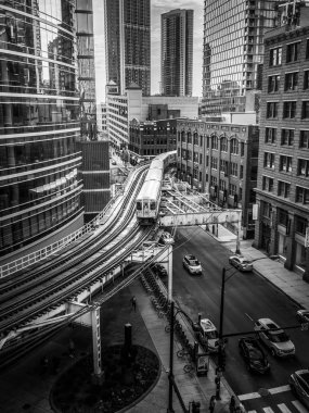 Chicago, IL - 6 Haziran 2018: Kahverengi çizgi Cta tren insanlar işten eve dönüş yolunu yaparken durdurmak parça mal Mart yakınındaki şehir merkezinde bir s-curve bölümünü kendine yol yapar.