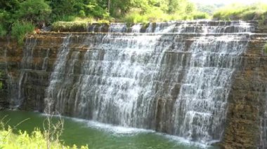 Galena Illinois bir yol boyunca yer alan kayalık basamaklı uçuruma dökülen su ile güzel Thunder Bay şelale görünümünü gerçek zamanlı.