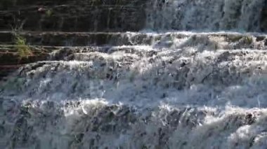 Gerçek zamanlı görünümü altında havuzu Galena Illinois kireçtaşı yüzeye aşağı su sıçramalarına gibi güzel Thunder Bay şelale kayalık basamaklı uçurumdan kaydırma kadar kapatın.