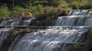 Yavaş hareket görünümü Galena Illinois nehre aşağı su dökülen gibi güzel Thunder Bay şelale kayalık basamaklı uçurumdan kaydırma.