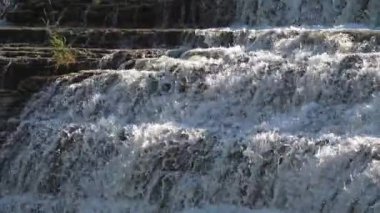 Galena Illinois havuza kireçtaşı yüzeyi aşağı su sıçramalarına gibi güzel Thunder Bay şelale kayalık basamaklı uçurumdan kaydırma yavaş hareket görünümü kadar kapatın.