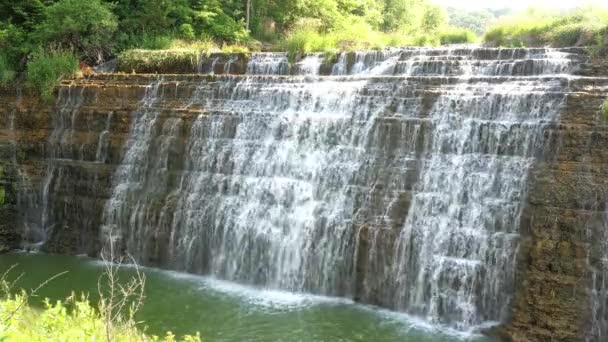 岩肌を流れる水の豪華なスローモーションビューサンダーベイ滝の石灰岩の崖を水で下り ガレナ イリノイ州の下の川に降ります — ストック動画