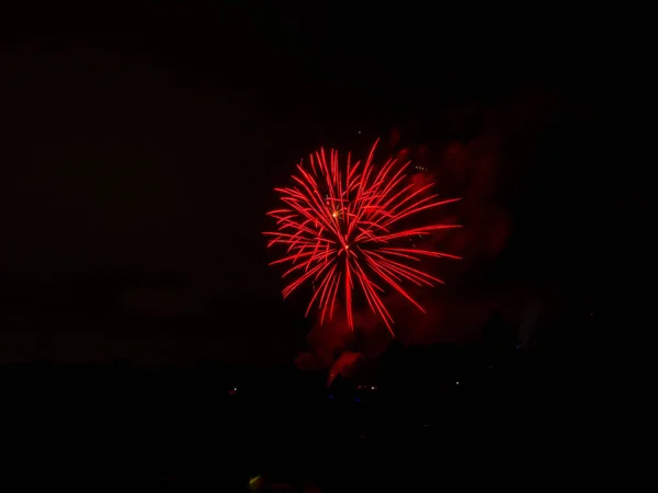 美しい活気に満ちたカラフルな大きい赤 日の独立日お祝い花火黒夜の空で爆発 — ストック写真