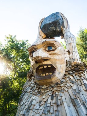 Lisle, IL - 7 Temmuz 2018: Thomas Dambo tarafından inşa edilmiş geri kereste oluşturulan dev dev heykeller Morton Arboretum 2019 yazında aracılığıyla şimdi ziyaretçiler eğlendirmek.