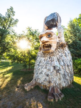 Lisle, IL - 7 Temmuz 2018: Thomas Dambo tarafından inşa edilmiş geri kereste oluşturulan dev dev heykeller Morton Arboretum 2019 yazında aracılığıyla şimdi ziyaretçiler eğlendirmek.
