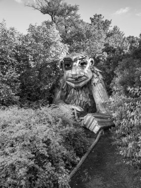 Lisle, IL - 7 Temmuz 2018: Thomas Dambo tarafından inşa edilmiş geri kereste oluşturulan dev dev heykeller Morton Arboretum 2019 yazında aracılığıyla şimdi ziyaretçiler eğlendirmek.