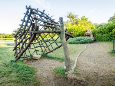 Lisle, IL - 7 Temmuz 2018: Thomas Dambo tarafından inşa edilmiş geri kereste oluşturulan dev dev heykeller Morton Arboretum 2019 yazında aracılığıyla şimdi ziyaretçiler eğlendirmek.
