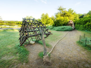 Lisle, IL - 7 Temmuz 2018: Thomas Dambo tarafından inşa edilmiş geri kereste oluşturulan dev dev heykeller Morton Arboretum 2019 yazında aracılığıyla şimdi ziyaretçiler eğlendirmek.