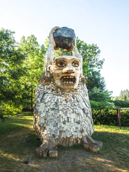 Lisle, IL - 7 Temmuz 2018: Thomas Dambo tarafından inşa edilmiş geri kereste oluşturulan dev dev heykeller Morton Arboretum 2019 yazında aracılığıyla şimdi ziyaretçiler eğlendirmek.