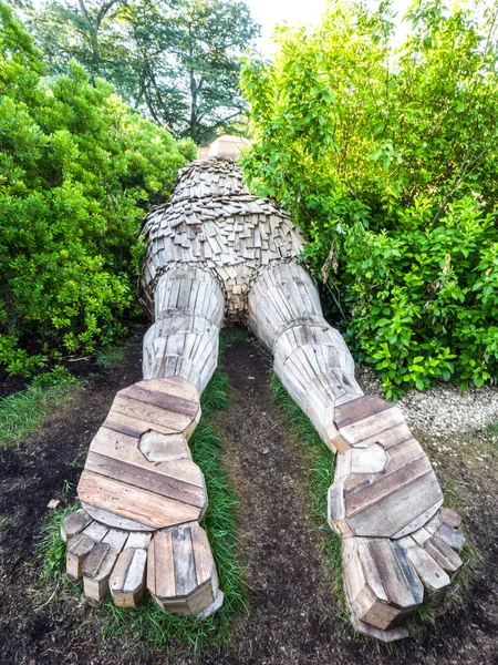 Lisle, IL - 7 Temmuz 2018: Thomas Dambo tarafından inşa edilmiş geri kereste oluşturulan dev dev heykeller Morton Arboretum 2019 yazında aracılığıyla şimdi ziyaretçiler eğlendirmek.