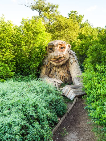 Lisle, IL - 7 Temmuz 2018: Thomas Dambo tarafından inşa edilmiş geri kereste oluşturulan dev dev heykeller Morton Arboretum 2019 yazında aracılığıyla şimdi ziyaretçiler eğlendirmek.