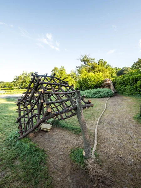 Lisle, IL - 7 Temmuz 2018: Thomas Dambo tarafından inşa edilmiş geri kereste oluşturulan dev dev heykeller Morton Arboretum 2019 yazında aracılığıyla şimdi ziyaretçiler eğlendirmek.