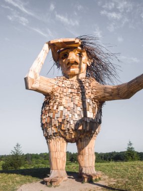 Lisle, IL - 7 Temmuz 2018: Joe dev dev heykel geri kereste Thomas Dambo tarafından oluşturulan koruyucu yakındaki otoyol ve Morton Arboretum ziyaretçiler üzerinde güneşli bir günde saatler.