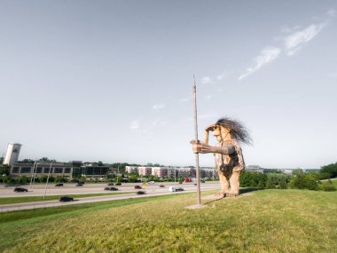 Lisle, IL - 7 Temmuz 2018: Joe dev dev heykel geri kereste Thomas Dambo tarafından oluşturulan koruyucu yakındaki otoyol ve Morton Arboretum ziyaretçiler üzerinde güneşli bir günde saatler.