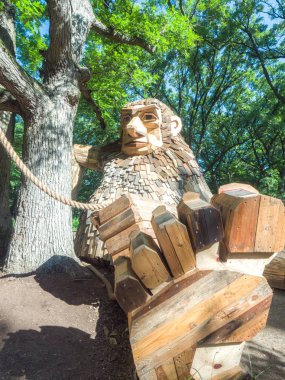 Lisle, IL - 7 Temmuz 2018: Thomas Dambo tarafından inşa edilmiş geri kereste oluşturulan dev dev heykeller Morton Arboretum 2019 yazında aracılığıyla şimdi ziyaretçiler eğlendirmek.